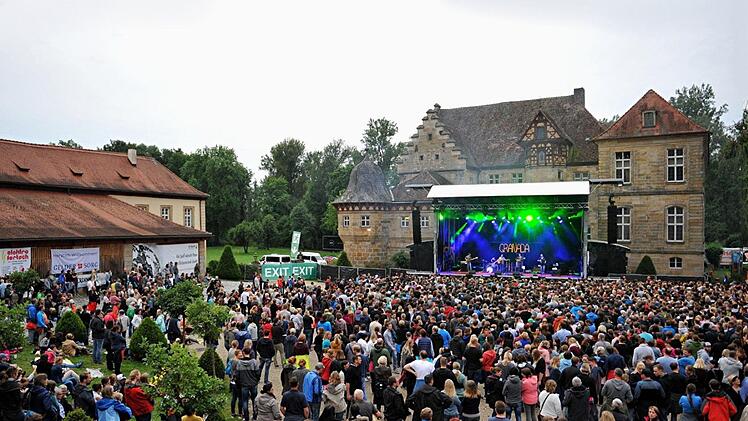 Das Vorprogramm bestritt die Gruppe "Garnada" aus Granz. Da war's noch trocken.Foto: Helmut Ölschlegel