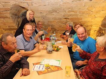 Geselligkeit war beim Höchstadter Weinfest Trumpf.  Foto: Evi Seeger