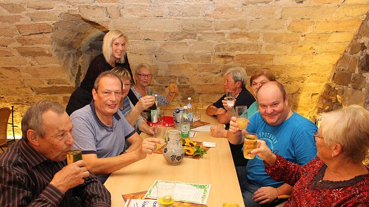 Geselligkeit war beim Höchstadter Weinfest Trumpf.  Foto: Evi Seeger