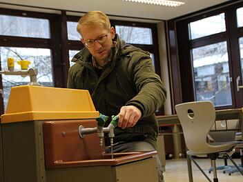 Veraltete Technik: Peter Karl vom städtischen Büro Bauleistungen im PCB-Raum der Mittelschule. Hier wird Physik, Chemie und Biologie unterrichtet. Foto: Ulrike Müller