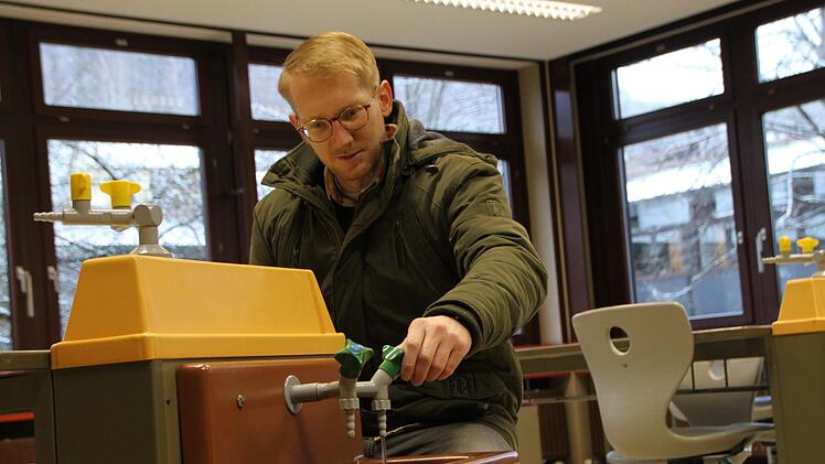Veraltete Technik: Peter Karl vom städtischen Büro Bauleistungen im PCB-Raum der Mittelschule. Hier wird Physik, Chemie und Biologie unterrichtet. Foto: Ulrike Müller