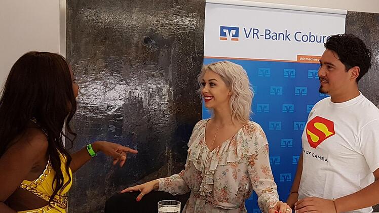Verstanden sich prächtig: Nini Beyersdorf (links) mit den Profitänzern Oana Nechiti und Erich Klann.Foto: Ulrike Nauer