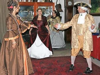 Geduldige Erklärungen und Wiederholungen machten es den Teilnehmern leicht, sich in diese Art des Tanzens hineinzuversetzen. Foto: Maria Löffler