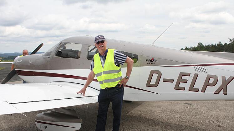 Joachim Krüth ist 79 Jahre alt, er ließ sich allerdings von Pilot Karl-Adolf Müller begleiten: Krüth war schon einmal in Kulmbach und freute sich schon auf das Programm