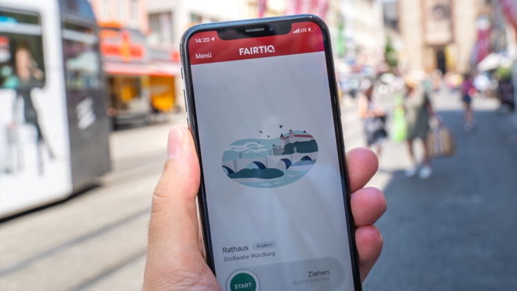 Die FAIRTIQ-App der Würzburger Verkehrsbetriebe findet für euch automatisch immer die optimale Fahrkarte. Tarifzonen, Anzahl der Haltestellen, Wochentag - das muss euch alles nicht mehr interessieren! So entspannt kann Busfahren sein. Foto: WVV