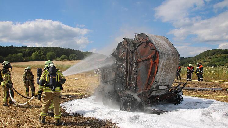 Komplett zerstört wurde diese Ballenpresse bei einem Brand am Freitagnachmittag. Die Feuerwehr löschte die Maschine und verhinderte ein Ausbreiten der Flammen.