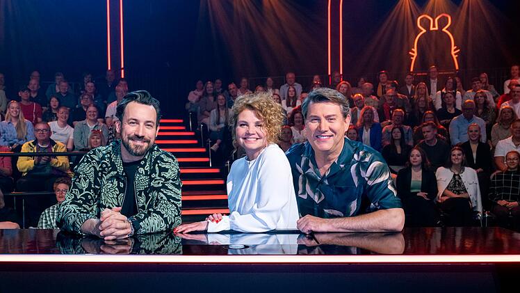 Treten an, um einen Siegpreis zu holen, der einem guten Zweck zugeführt wird (von links): Jan Köppen,  Annette Frier und Jens Riewa.