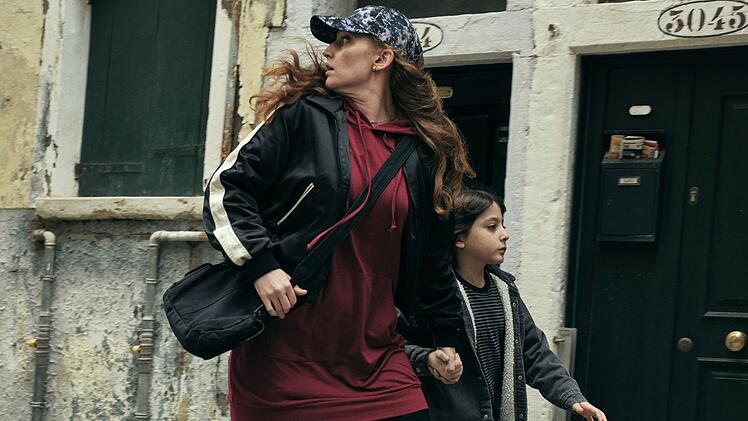 Sofia (Lisa Lendaro) und ihr Sohn Luca (Ettore Rosetto) werden von Gaias M&auml;nnern verfolgt. Grund ist ein Drogendeal, in den Sofias Mann verwickelt war und bei dem drei Tonnen Kokain verschwanden.