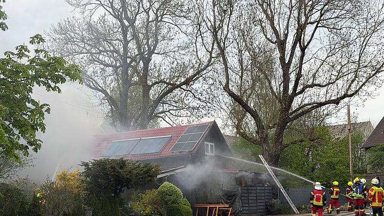 Brand in Konradsreuth: Anwohner im 100-Meter-Radius evakuiert