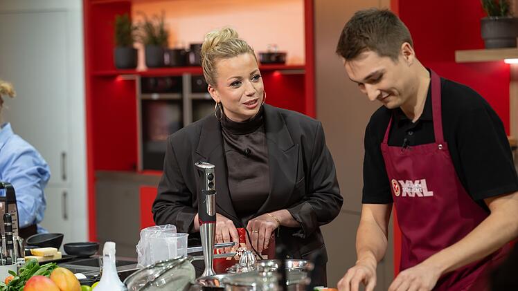 Zora Klipp ist selbst K&ouml;chin, schreibt B&uuml;cher &uuml;ber das Kochen und f&uuml;hrt durch die regul&auml;re "Die K&uuml;chenschlacht"-Sendung. Seit 2025 moderiert sie die XXL-Ausgabe und steht den Hobby-Herausforderern, darunter Oliver Giesma, zur Seite.