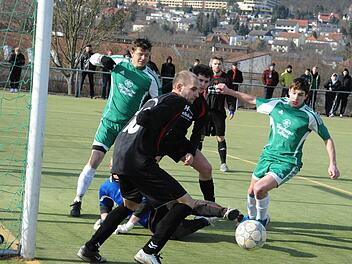 Tohuwabohu vor dem Bad Königshofer Tor: Für Verwirrung vor TSV-Torwart Felix Häpp (am Boden verdeckt) sorgen die Garitzer Michael Mützel (links) und Alexander Flassig. Foto: Hopf