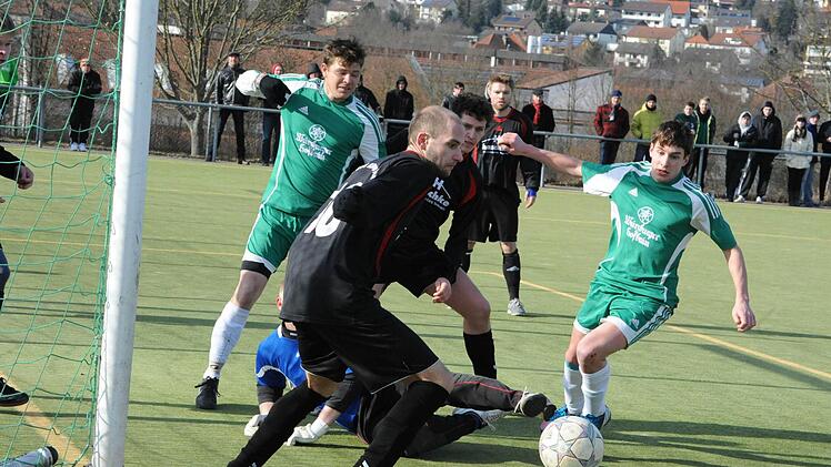 Tohuwabohu vor dem Bad Königshofer Tor: Für Verwirrung vor TSV-Torwart Felix Häpp (am Boden verdeckt) sorgen die Garitzer Michael Mützel (links) und Alexander Flassig. Foto: Hopf