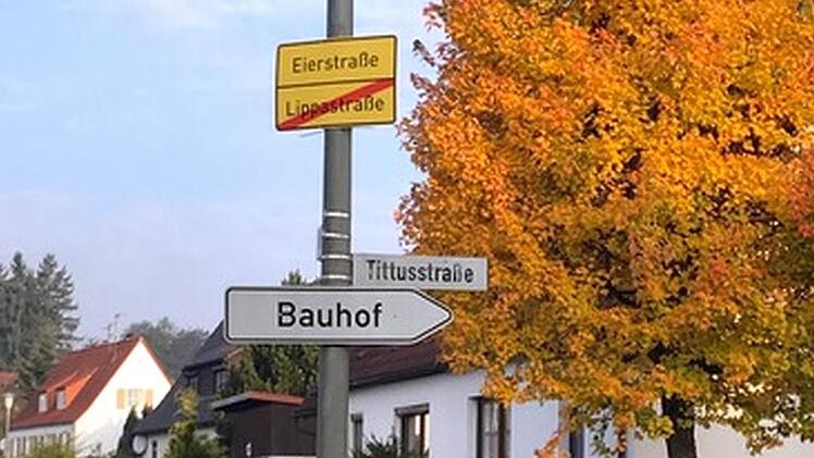 In Anspielung auf den geplanten Stall für 12 000 Legehennen  in Hohenreuth haben Scherzbolde in Mannsflur aus der Lippastraße die Eierstraße gemacht.privat
