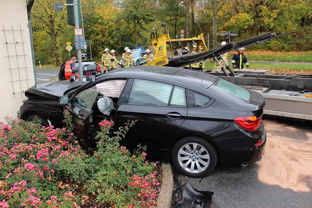 Frau wird bei Crash in Bayreuth im Auto eingeklemmt