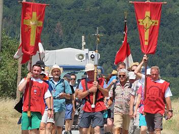 Flirrende Hitze nach der Kniebrech kurz vor dem Einzug in Waldberg.Doris Bauer