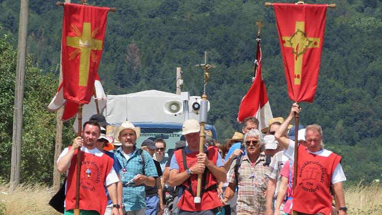 Flirrende Hitze nach der Kniebrech kurz vor dem Einzug in Waldberg.Doris Bauer