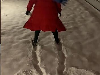 Mit ihrem 15-sekündigen Video, in dem sie einen Schnee-Penis hüpft, erlangte eine Nürnbergerin einen Social-Media-Hit.