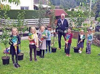 Der OGV Steinberg beschenkte die Erstklässler mit je einem Obstbaum. Mit den stolzen Baumbesitzern freute sich auch OGV-Vorsitzender Peter Mastalerz (Mitte).