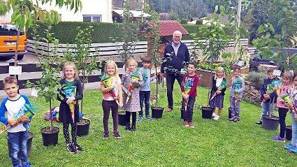 Der OGV Steinberg beschenkte die Erstklässler mit je einem Obstbaum. Mit den stolzen Baumbesitzern freute sich auch OGV-Vorsitzender Peter Mastalerz (Mitte).