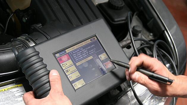 In Corona-Zeiten stehen Fahrzeuge manchmal l&auml;nger in der Werkstatt.