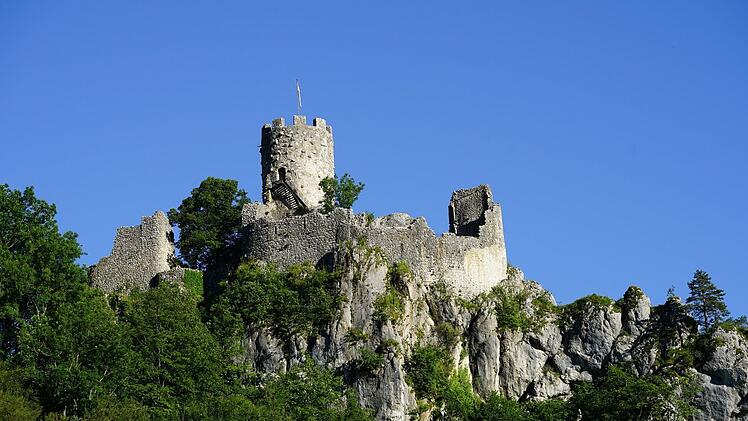 Die Burgruine Neu-Falkenstein zeugt von längst vergangenen Zeiten.