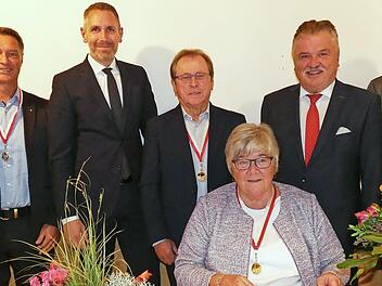 Bei der Verleihung der Bürgermedaille des Marktes Thurnau (von links) Veit Pöhlmann, Jürgen Kieslich, Bürgermeister Martin Bernreuther, Erwin Schneider, Landrat Klaus Peter Söllner, Detlef Zenk und Reinhold Förtsch sowie sitzend Brigitte Soziaghi