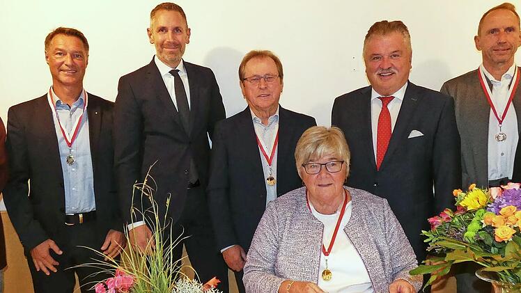 Bei der Verleihung der Bürgermedaille des Marktes Thurnau (von links) Veit Pöhlmann, Jürgen Kieslich, Bürgermeister Martin Bernreuther, Erwin Schneider, Landrat Klaus Peter Söllner, Detlef Zenk und Reinhold Förtsch sowie sitzend Brigitte Soziaghi