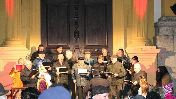Der Gesangverein Sickershausen singt auf der Treppe der evangelischen Stadtkirche.