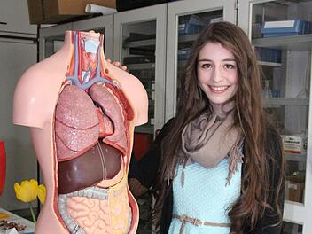 Seydanur Cüres Lieblingsfach ist Biologie, und schon seit ihrer Kindheit weiß die Schülerin des Gymnasiums Ernestinum, dass sie Ärztin werden will. Die Aufnahme ins Programm "Talent im Land" wird ihr das erleichtern. Schon ihre beiden Schwestern waren Stipendiatinnen. Foto: Simone Bastian