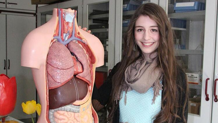 Seydanur Cüres Lieblingsfach ist Biologie, und schon seit ihrer Kindheit weiß die Schülerin des Gymnasiums Ernestinum, dass sie Ärztin werden will. Die Aufnahme ins Programm "Talent im Land" wird ihr das erleichtern. Schon ihre beiden Schwestern waren Stipendiatinnen. Foto: Simone Bastian