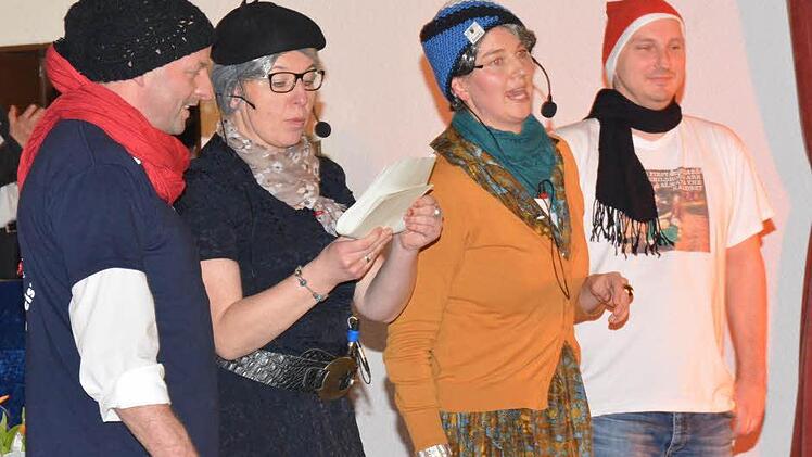 In Maroldsweisach kommen zwei weibliche Bürgermeisterkandidatinnen, die von "Profis" beraten werden. Von links: Harald Deringer, Doreen Büschel, Heidi Müller-Gärtner und Wolfram Thein