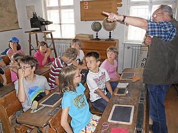 Wolfgang Köhler erläuterte den Kindern, wie die Schule früher funktionierte.  Foto: Sieglinde Krebs