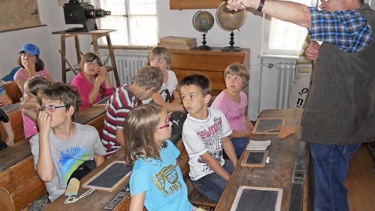 Wolfgang Köhler erläuterte den Kindern, wie die Schule früher funktionierte.  Foto: Sieglinde Krebs