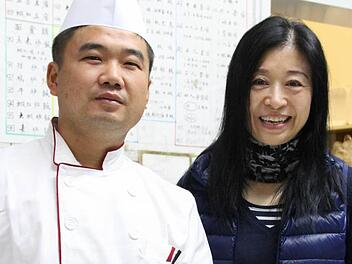 Weizhong Gong ist der neue Koch im China Palast Restaurant in Bad Kissingen. Inhaberin Xianghong Chen, die das Gasthaus mit ihrem Mann zusammen leitet, ist froh zurück in der Stadt zu sein. Fotos: Carmen Schmitt