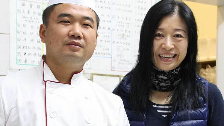 Weizhong Gong ist der neue Koch im China Palast Restaurant in Bad Kissingen. Inhaberin Xianghong Chen, die das Gasthaus mit ihrem Mann zusammen leitet, ist froh zurück in der Stadt zu sein. Fotos: Carmen Schmitt