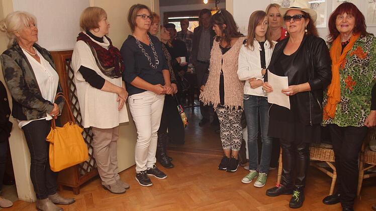 Gabriele Schöpplein (Zweite von rechts) bei der Begrüßung ihrer Künstlerinnen und der vielen Besucher.