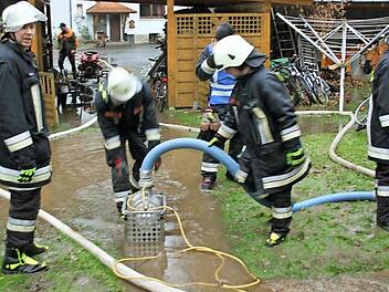 Großeinsatz am Dienstag früh für die Feuerwehren und das THW im Schleusenweg in Wallenfels. Überschwemmtes Gelände und vollgelaufene Keller mussten abgepumpt werden.  Fotos: Friedwald Schedel