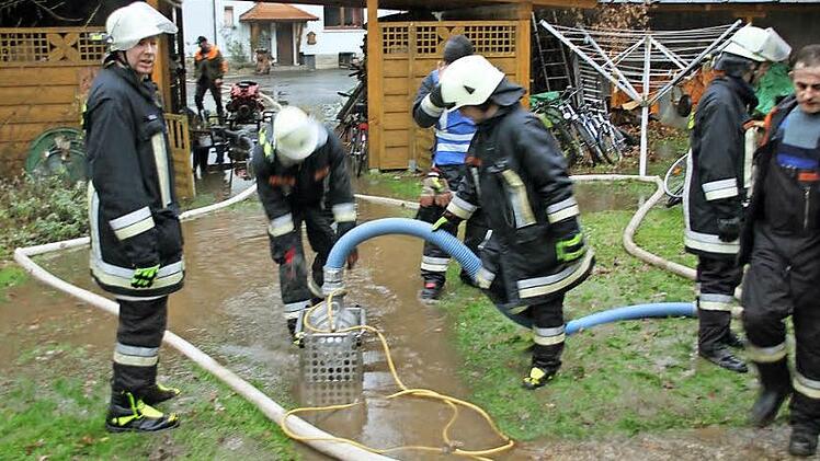 Großeinsatz am Dienstag früh für die Feuerwehren und das THW im Schleusenweg in Wallenfels. Überschwemmtes Gelände und vollgelaufene Keller mussten abgepumpt werden.  Fotos: Friedwald Schedel