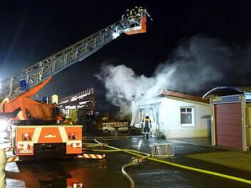Abendlicher Einsatz: Zehn verschiedene Feuerwehren waren nach Steinach geeilt, um den Brand im ältesten Teil des Gebäudetrakts der Firma "Hein" unter Kontrolle zu bekommen. Fotos: Stefan Wicklein