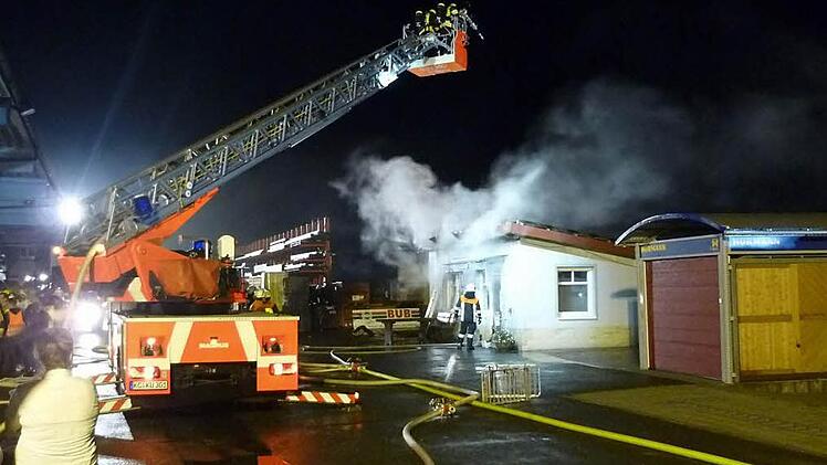 Abendlicher Einsatz: Zehn verschiedene Feuerwehren waren nach Steinach geeilt, um den Brand im ältesten Teil des Gebäudetrakts der Firma "Hein" unter Kontrolle zu bekommen. Fotos: Stefan Wicklein