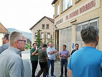 Der Riedenberger Gemeinderat und Vertreter der Vereine waren zur Ortsbesichtigung zusammengekommen. Foto: Evelyn Schneider