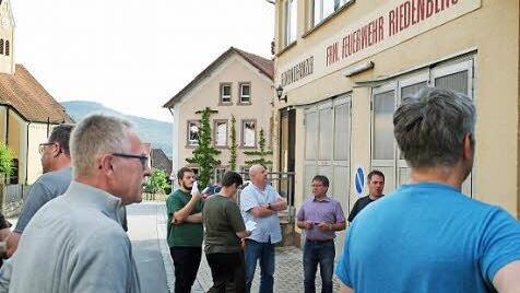 Der Riedenberger Gemeinderat und Vertreter der Vereine waren zur Ortsbesichtigung zusammengekommen. Foto: Evelyn Schneider