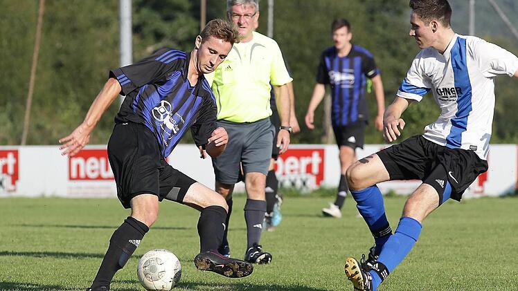 Marco Barb (l.) im Zweikampf mit dem Walsdorfer Dominik Stapf