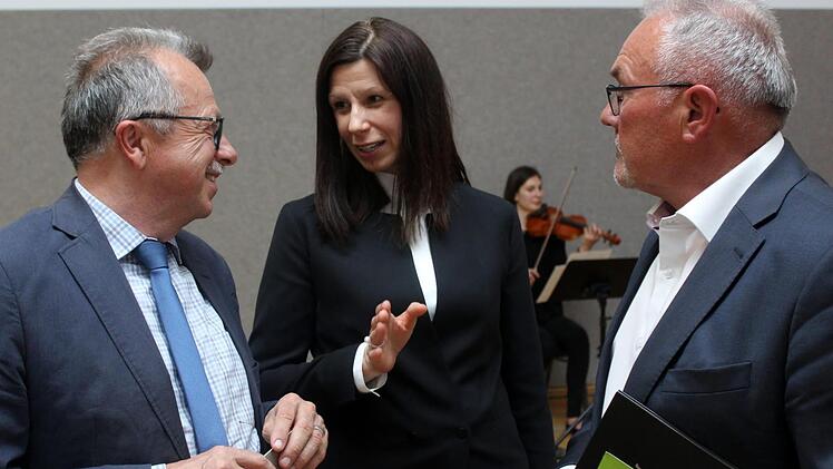 Vernissage Intensiv Leben mit stellvertr. Landrat Emil Müller (von links), Geschäftsführerin der Klinik Bavaria, Margarete Presl und Bürgermeister Thomas Leiner. Foto: Werner Vogel