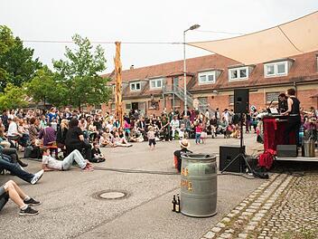 Die Lagarde-Kaserne als große Bühne: Auch im vergangenen Jahr lockte das "kontakt-Festival" viele Besucher auf das Areal im Bamberger Osten. Foto: Guido Apel