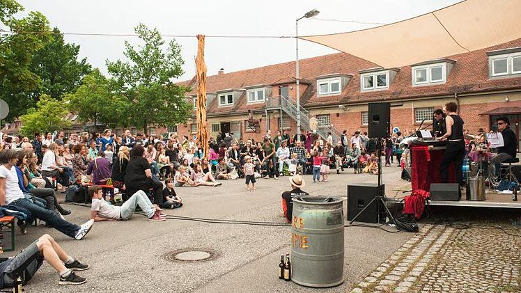 Die Lagarde-Kaserne als große Bühne: Auch im vergangenen Jahr lockte das "kontakt-Festival" viele Besucher auf das Areal im Bamberger Osten. Foto: Guido Apel