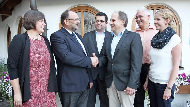 Valentin Kestel (Zweiter von links) verlässt die Maschinenfabrik Fischer. Das Bild zeigt ihn mit (von links) Ehefrau Ulrike, Thomas Popp, Detlef Knorr, Dietmar Geßlein und Christine Hempfling.  Foto: Stephan Stöckel