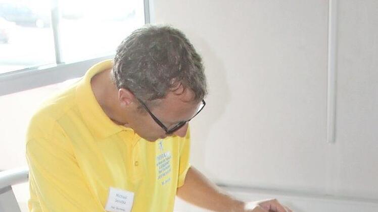 Michael Jerutka (links) und die Therapeuten seines Teams betreuen die Krebspatienten beim Training im Staffelsteiner Theramed-Gesundheitszentrum. Foto: Matthias Einwag