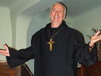 Wolfgang Reichmann als Abt Wolfram  Foto: Sibylle Kretzschmar