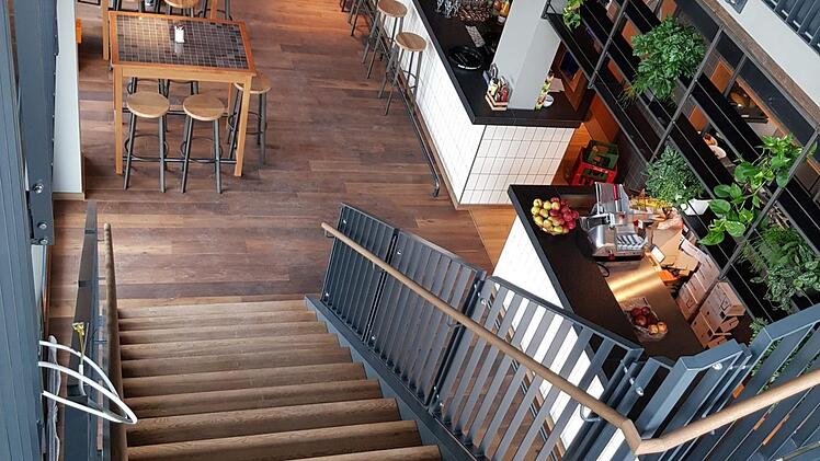 Blick von der Galerie zur Bar